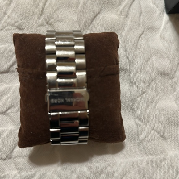 Michael Kors Men’s Watch Silver with Black Dial in Box with extra links - Picture 2 of 4